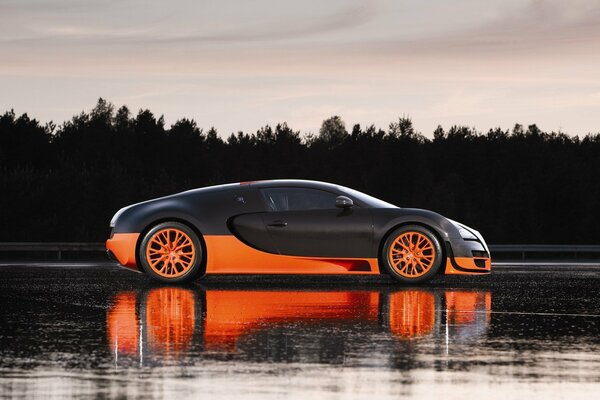 Belle bugatti noir et orange, veyron, super sur la route