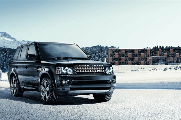 Range rover en invierno bajo el sol