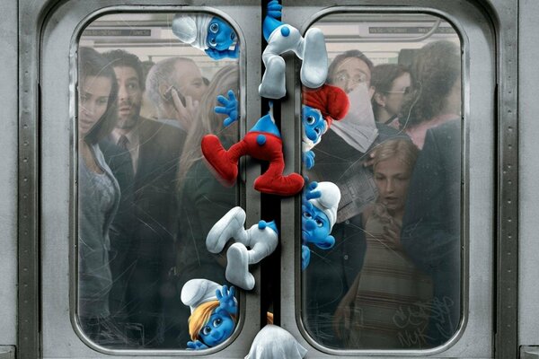 Smurfs are stuck in the subway door