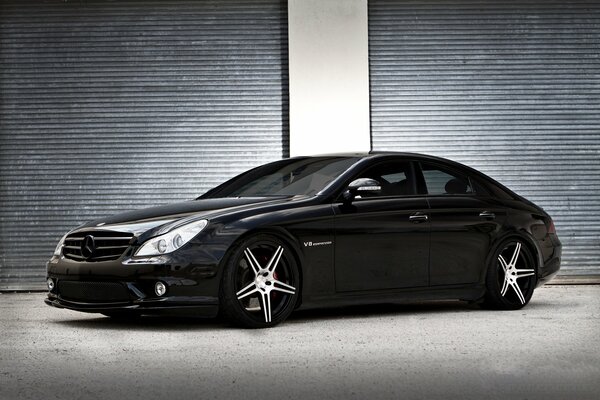 Belle voiture noire Mercedes cls 55