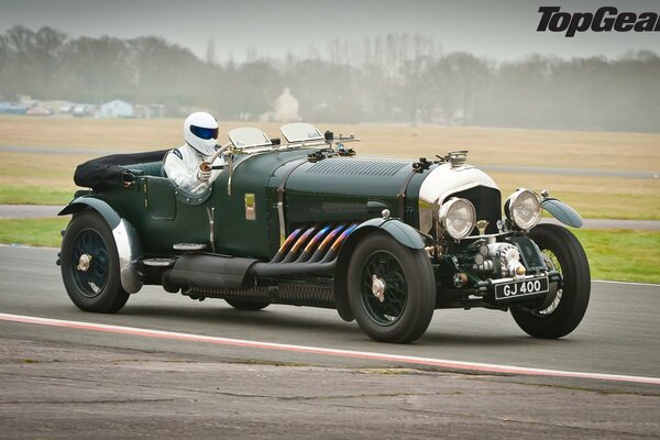 IMMAGINE DI UNA BENTLEY RETRÒ NELLA MIGLIORE TRASMISSIONE TELEVISIVA