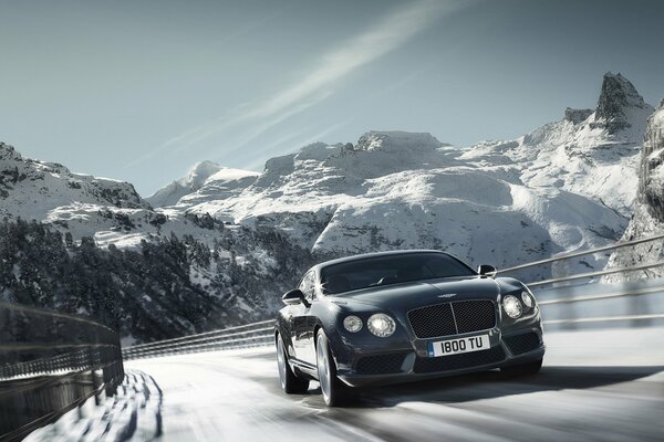 El coche se precipita a gran velocidad en un camino nevado