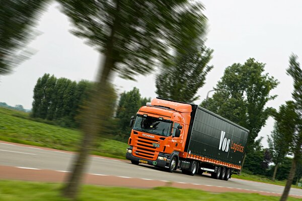 Camion tracteur dans le corps de couleur rouge