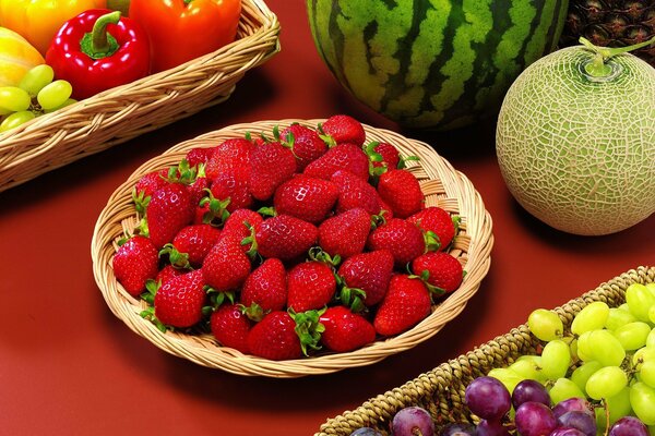 Table avec fruits frais, baies et légumes