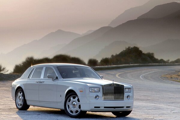 Rolls-royce blanc sur fond de montagnes