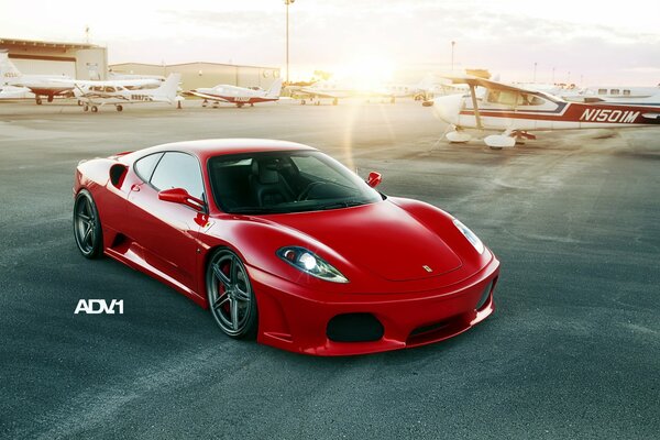 Ein kräftiger roter Ferrari mitten auf dem Flugplatz