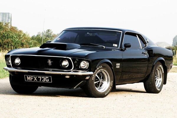 Der schwarze Mustang von 1969. Vorderansicht