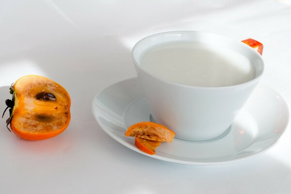 Frutta. Caco. Latte per colazione