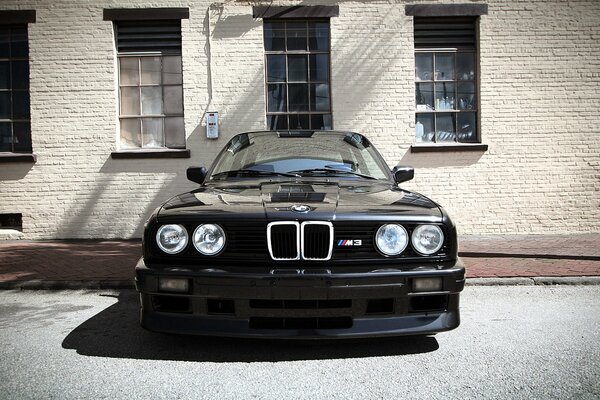 Coche bmw M3 negro aparcado en la casa