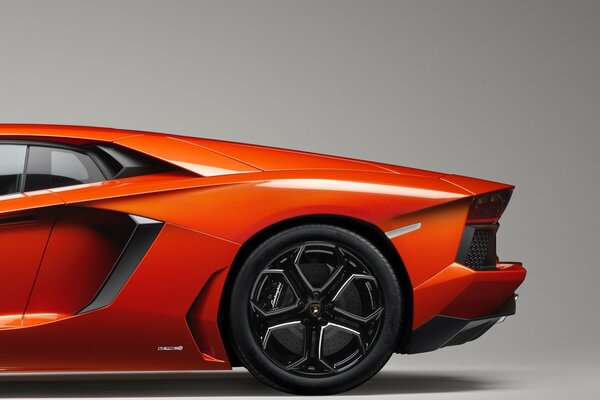 Parte posterior de Lamborghini rojo