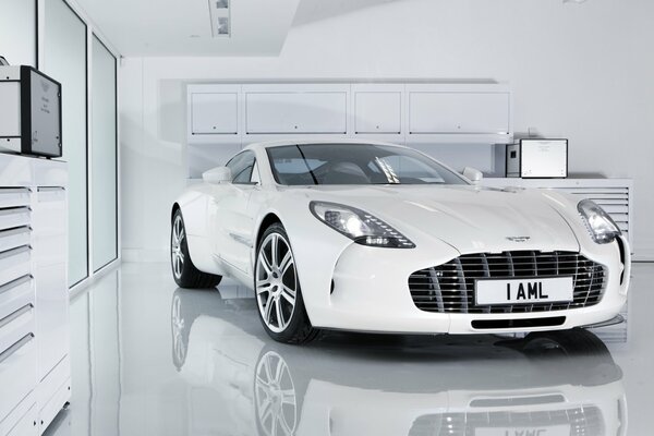Aston martin one-77 blanc avec réflexion