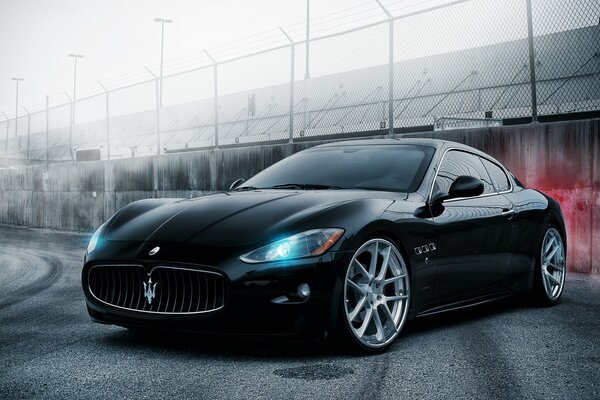 Czarny Maserati. Felgi aluminiowe. Jasne Reflektory