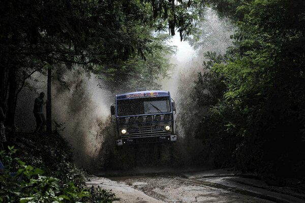 Kamaz im Schlamm bei der Rallye Paris-Dakar