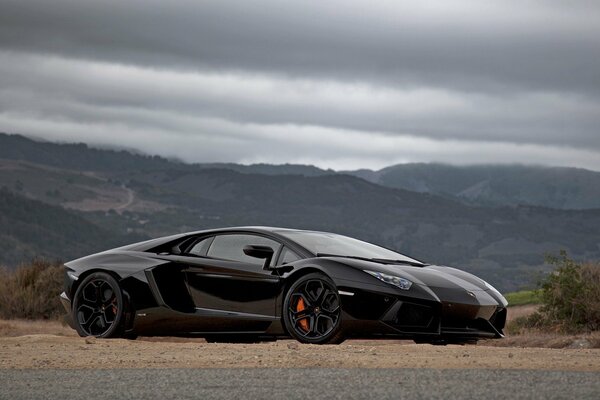 Lamborghini aventador sullo sfondo di un bellissimo paesaggio