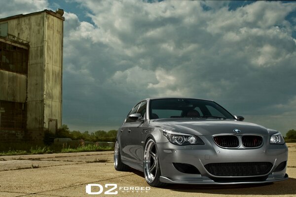 BMW M5 couleurs-argent noir sur fond de ciel