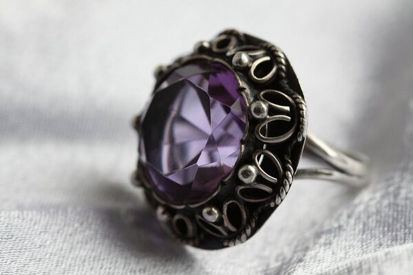 Ring aus dunklem Silber mit Amethysteinsatz