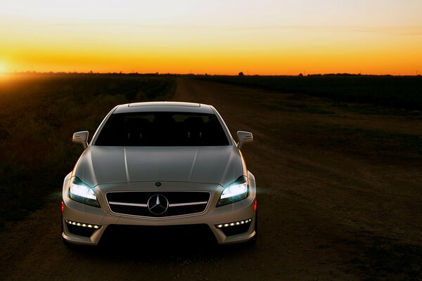 En el campo al atardecer, un merceles blanco con dimensiones