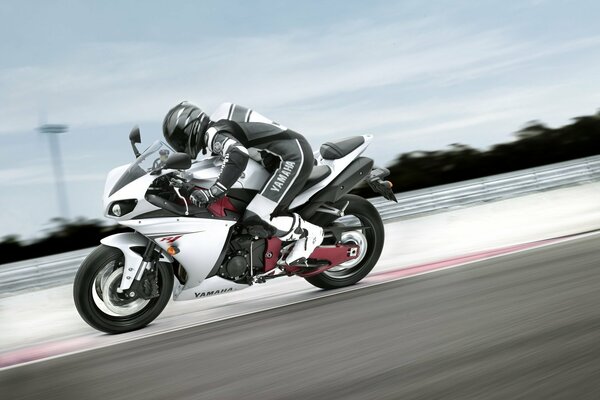 Fondos de pantalla Moto moto Yamaha Racer con velocidad