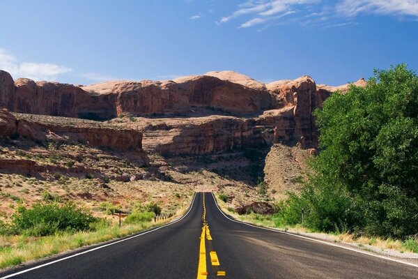 Un camino que se apoya en las montañas