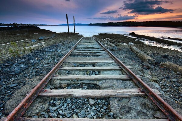 Ferrocarril abandonado junto al lago