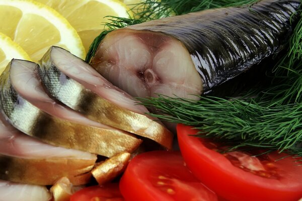 Poisson salé, coupé en quartiers, entouré de citron, de tomate et d aneth