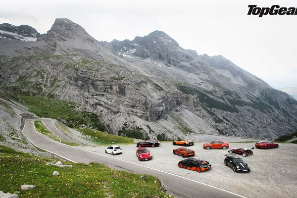 Hermoso paisaje con coches de carreras