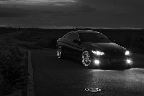 Coche negro en la noche negra