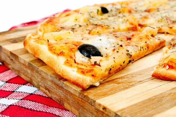 Fetta di pizza su tavola di legno. Pizza deliziosa