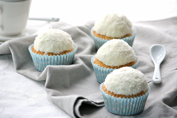 Hermosos cupcakes con gorro de coco