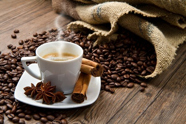 Ziarna kawy i kubek kawy cynamonowej