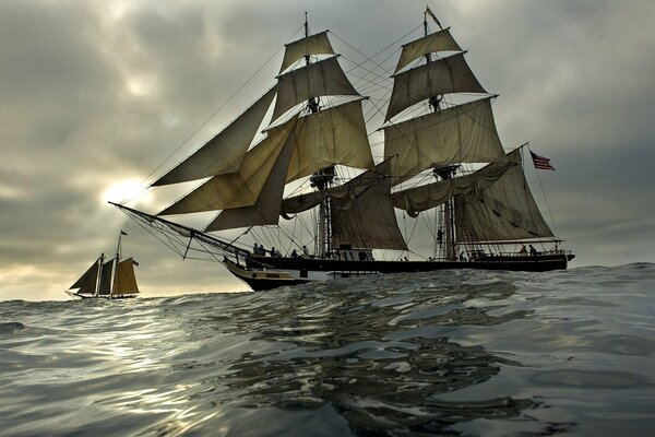 Navires et voiliers dans la mer sur fond de ciel du soir