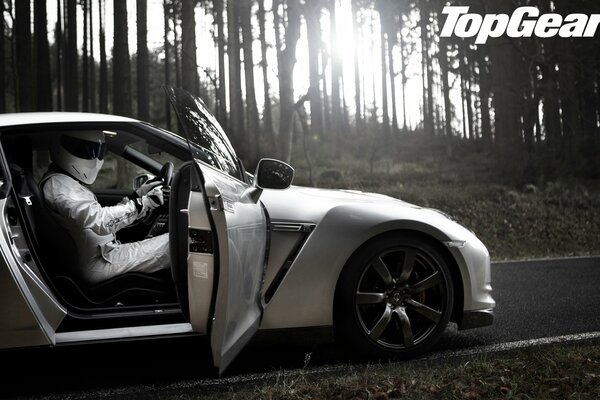 Top gir nissan gtp r35 supersportwagen im wald