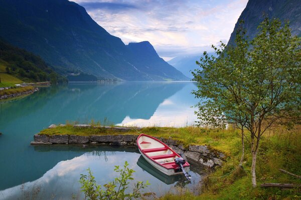 Natura norvegese con lago e barca