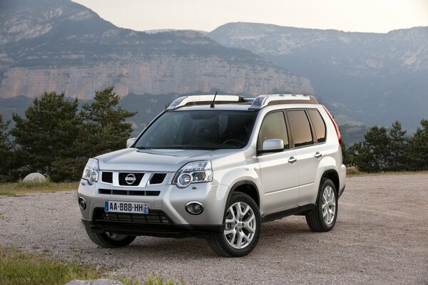 Nissan x-trail SUV im Hintergrund der Berge