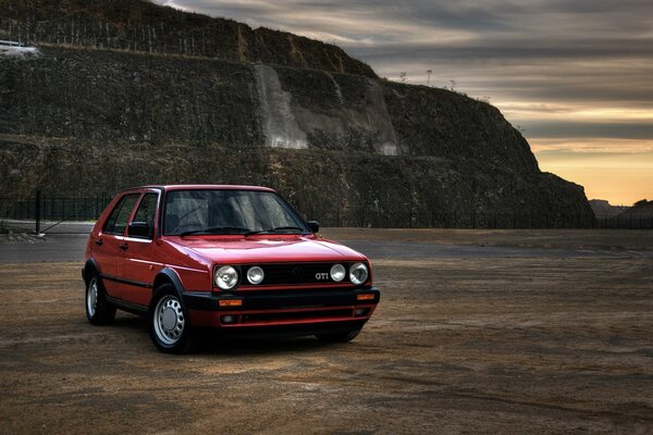 Coche rojo en un hermoso fondo