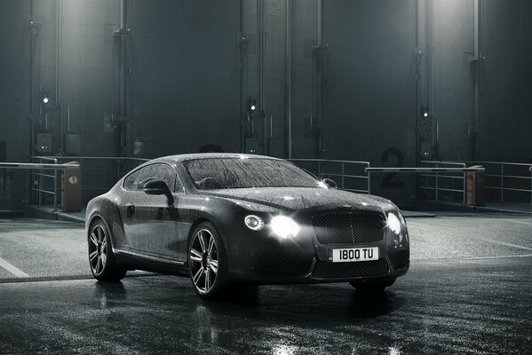 Il fait nuit. Pluie. Et elle.. Bentley continental