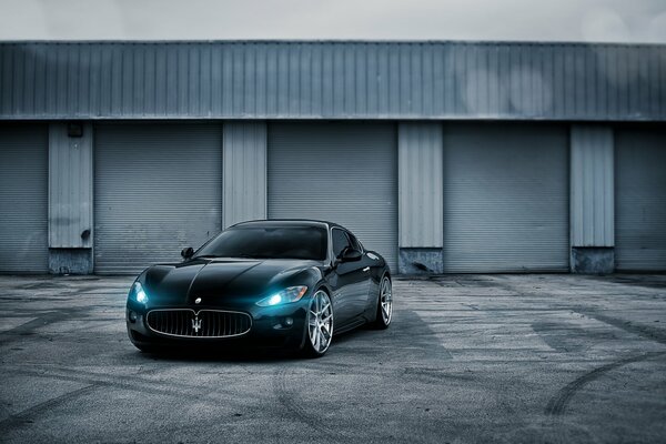 Maserati noir. Fond gris. Jantes en alliage
