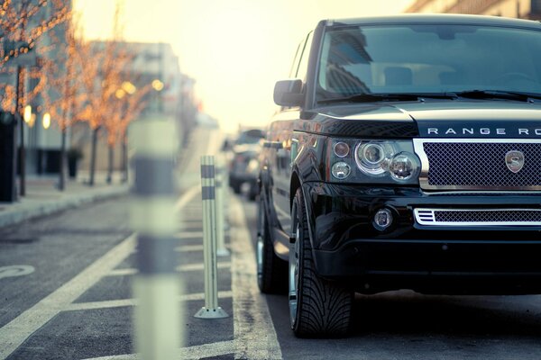 Czarny Range Rover na parkingu
