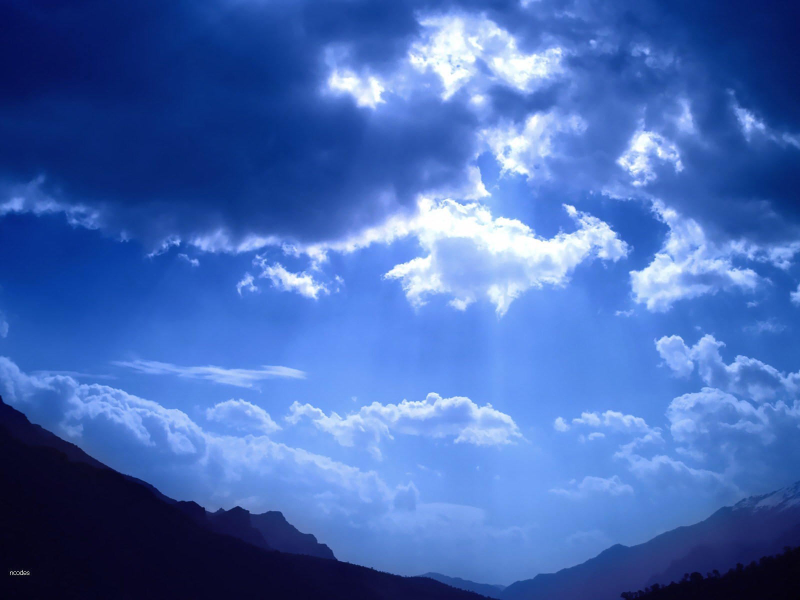 nuages lumière montagnes