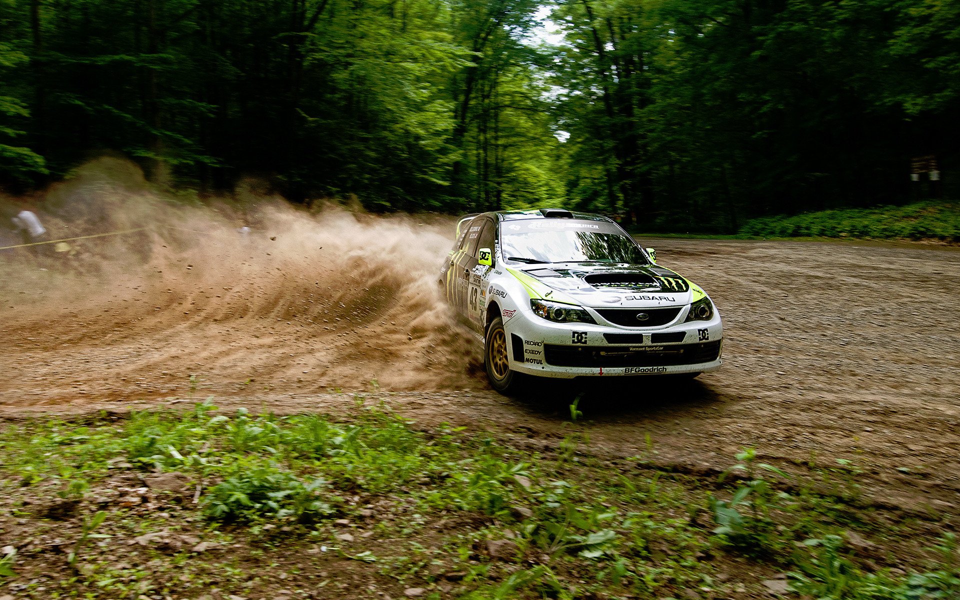 course vitesse dérapage forêt subaru