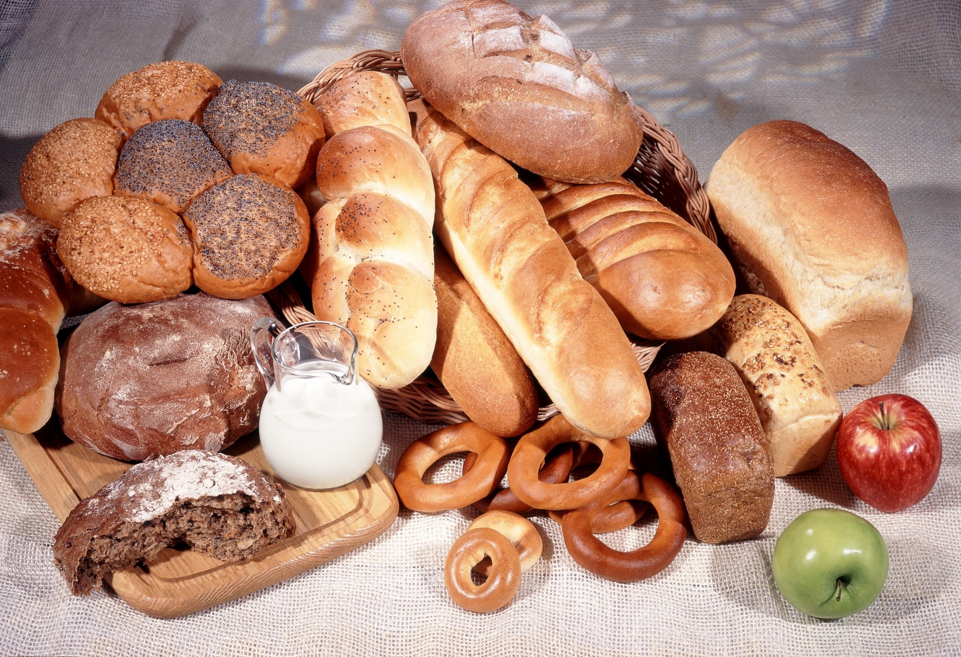 mele caffè pasticcini pane