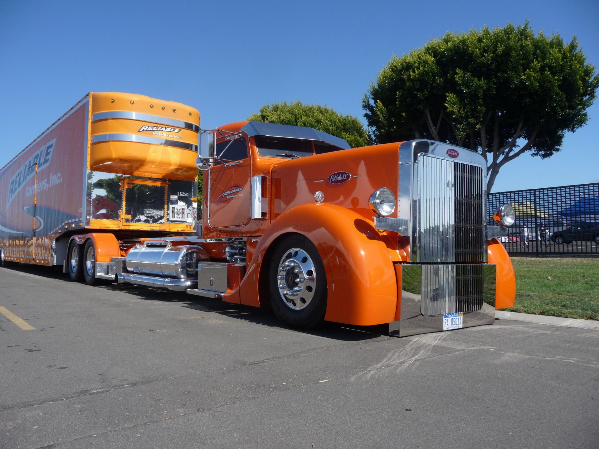 peterbilt camion sur mesure fiable big rig orange cabine