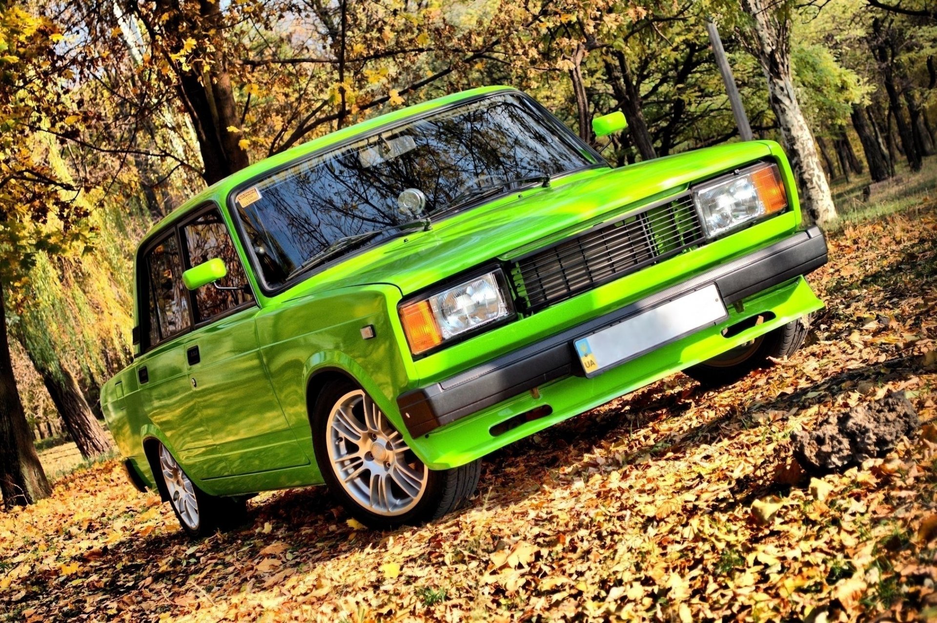 lada autumn park tree leaves car tuning