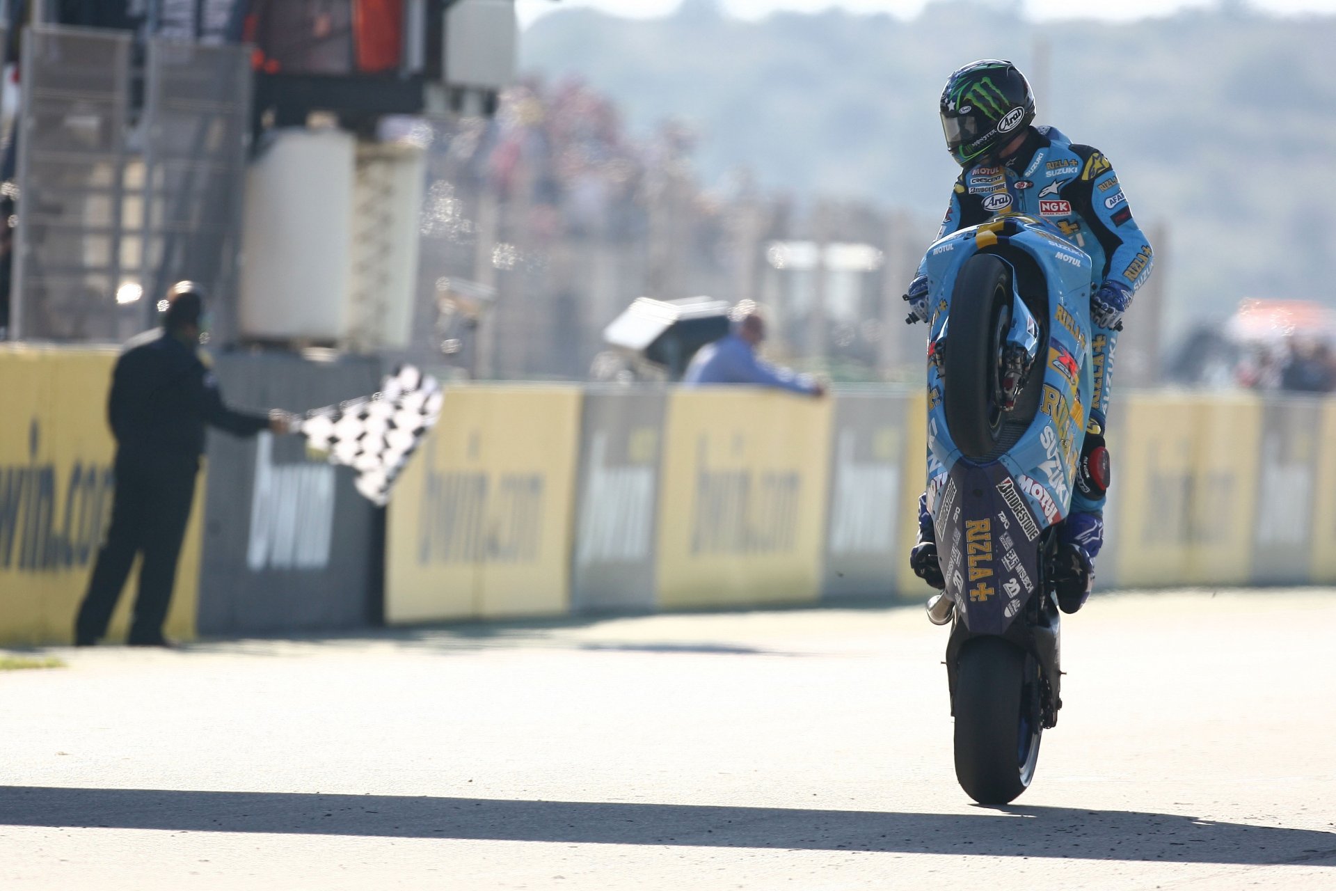 johns hopkins rizla suzuki moto deporte motocicleta carrera corredor final bandera en la punta fondo de pantalla