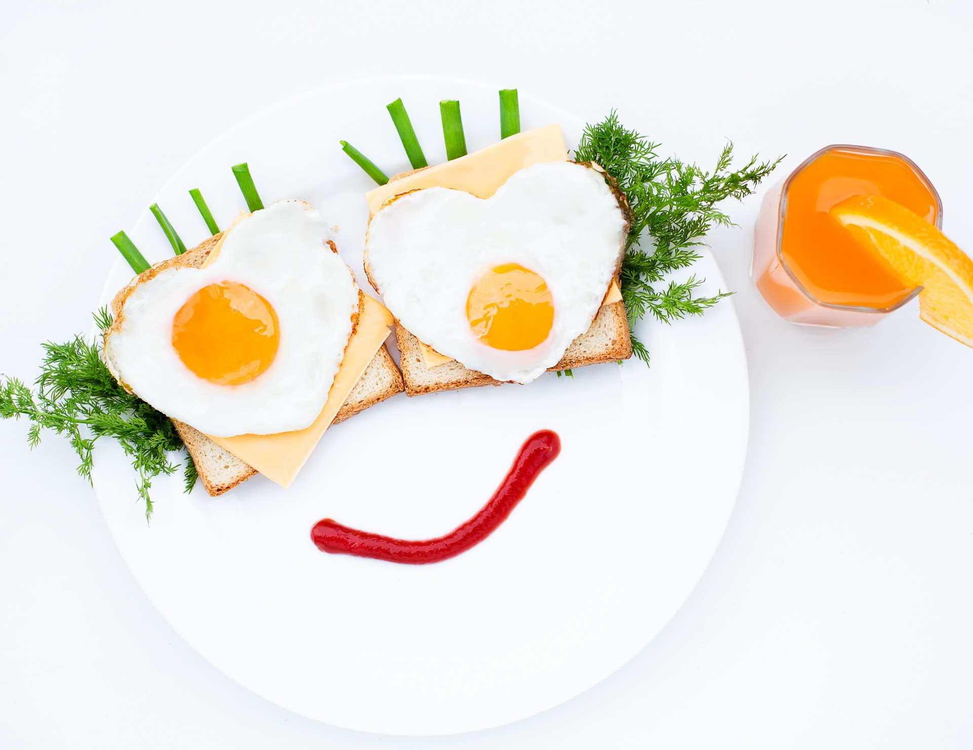 frühstück glas frühlingszwiebeln saft essen rührei brot tafel kreativität dill