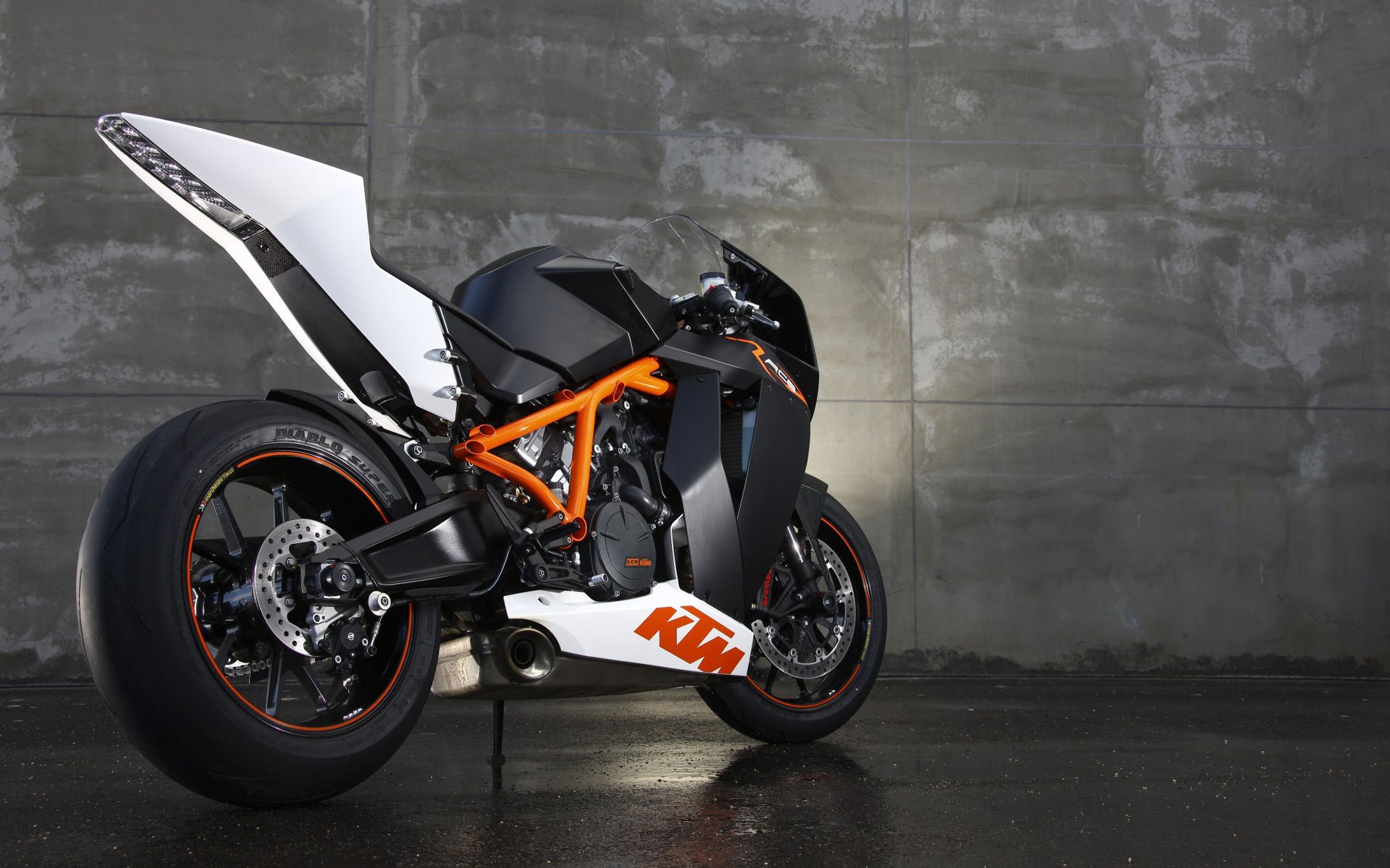 ktm 1190 rc8-x moto rower motocykl sport ściana asfalt koło