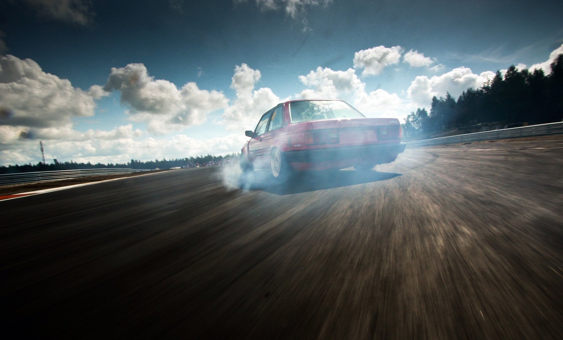 bmw e30 drift autostrada niebo drzewo