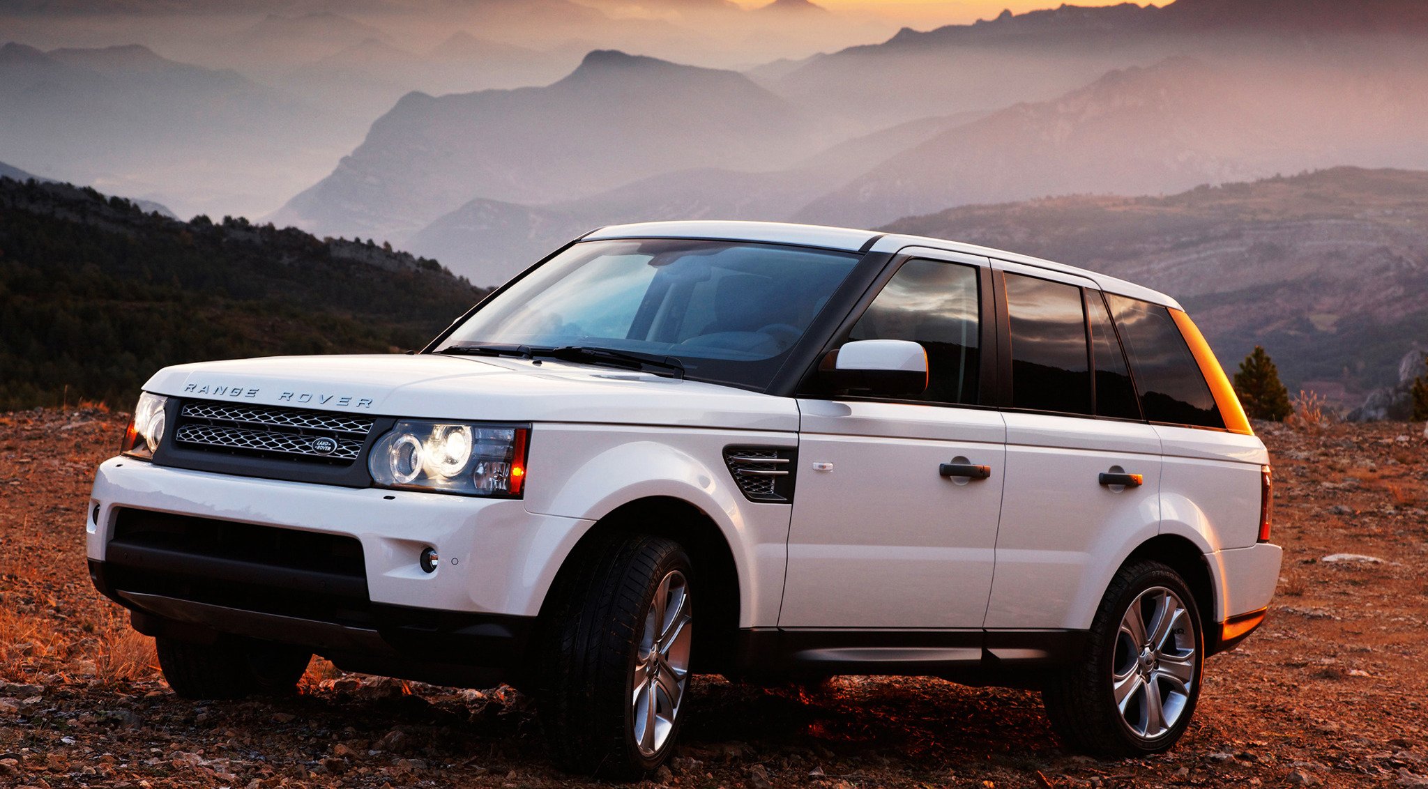 range rover blanc auto coucher de soleil montagnes brouettes voitures