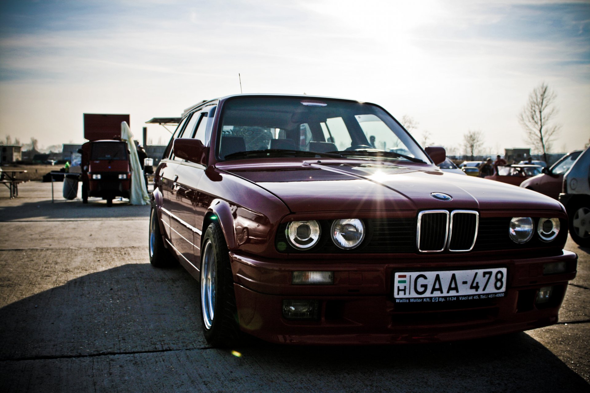 bmw e30 m3 touring viejo tuning rojo oscuro faros wicked poder exposición coches