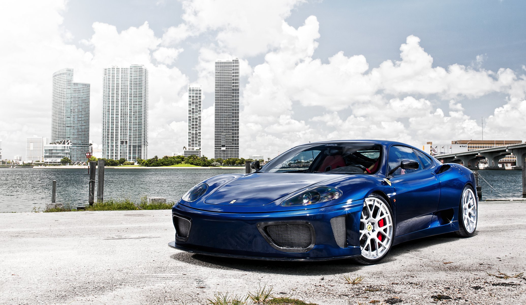 ferrari modène ferrari bleu supercar côte ville ciel nuages